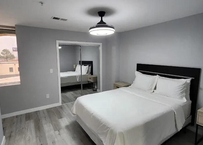 Apartahotel Quiet Modern Two Bedroom With Gym 3*