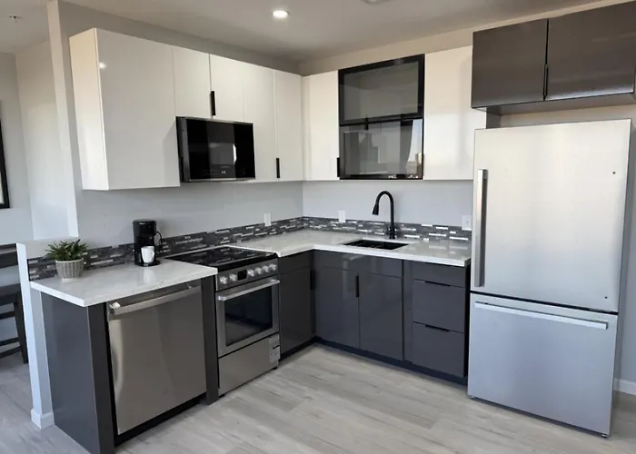 Quiet Modern Two Bedroom With Gym Apartahotel 3*