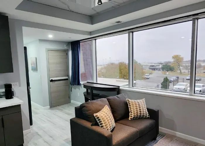 Apartahotel Quiet Modern Two Bedroom With Gym 3*
