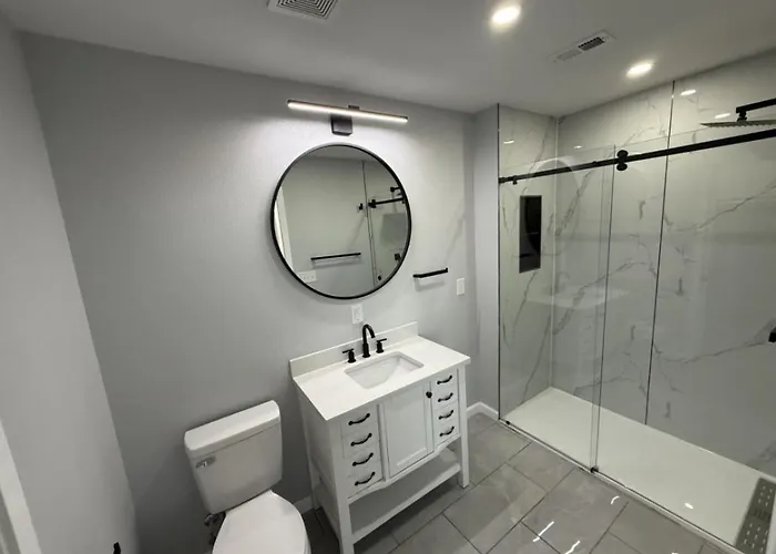 Quiet Modern Two Bedroom With Gym Apartahotel 3*