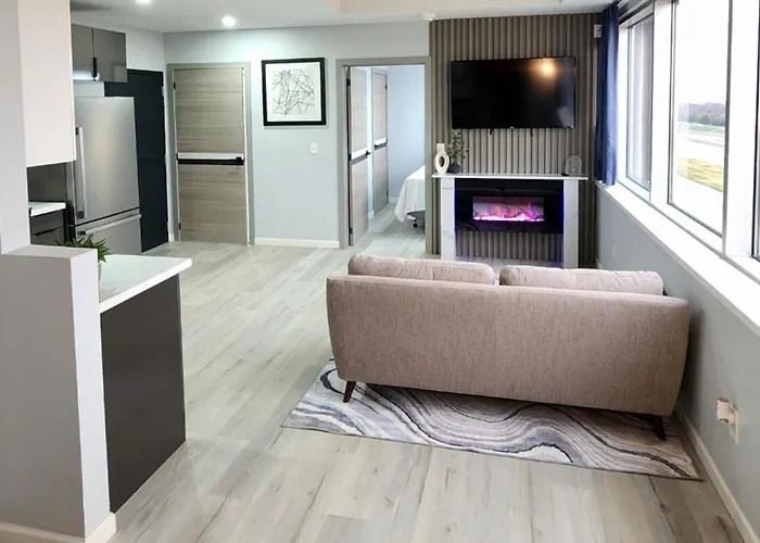 Apartahotel Quiet Modern Two Bedroom With Gym 3*
